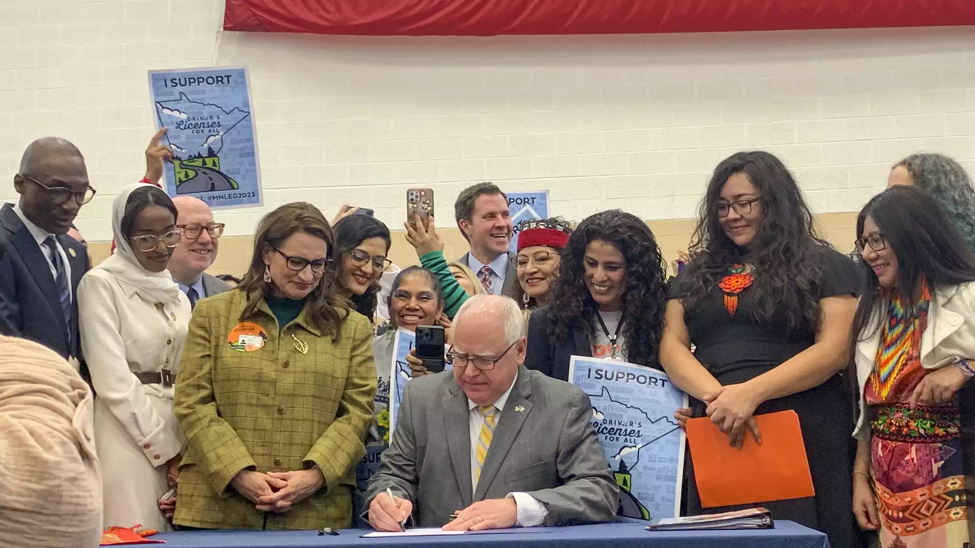 Gobernador Tim Walz firmando proyecto ley licencia de conducir para indocumentados en Minnesota